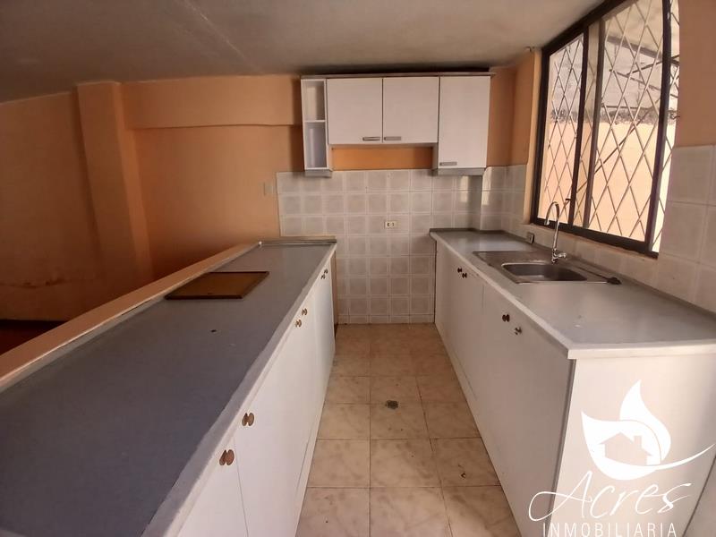 En Alquiler Casa con Dos Departamentos en Carapungo